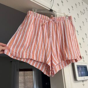 Universal thread stripe shorts